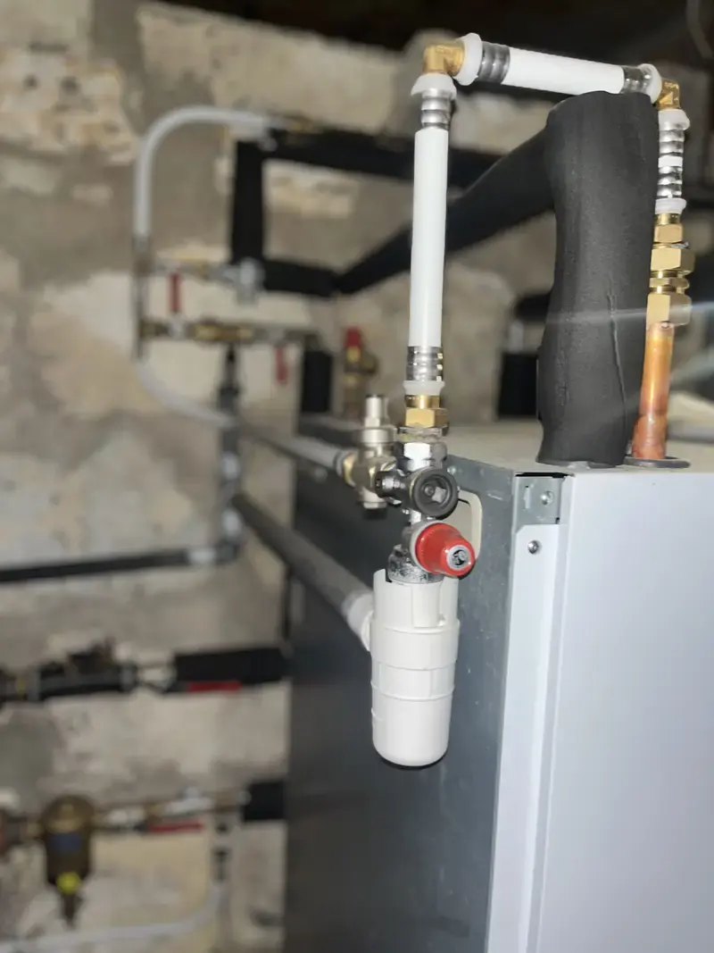 Chauffe-eau installé avec groupe de sécurité