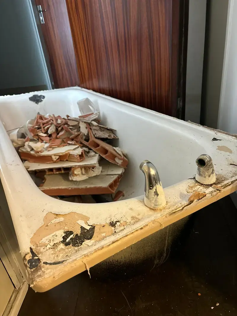 Dépose d'une baignoire avant remplacement